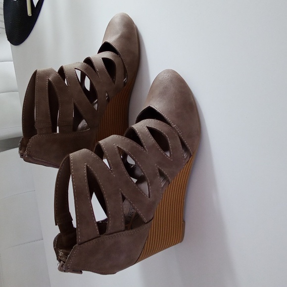 Shoes - Picture 3 of 5